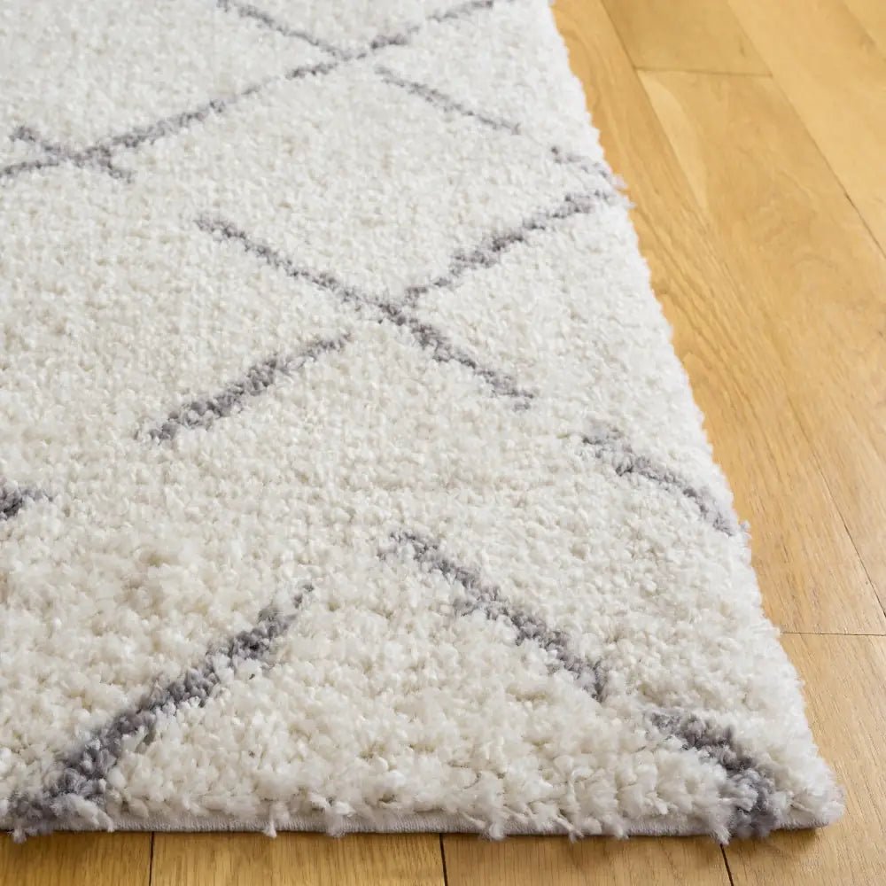 Safavieh Arizona Shag 5'-1" x 7'-6" Rug in Ivory / Grey