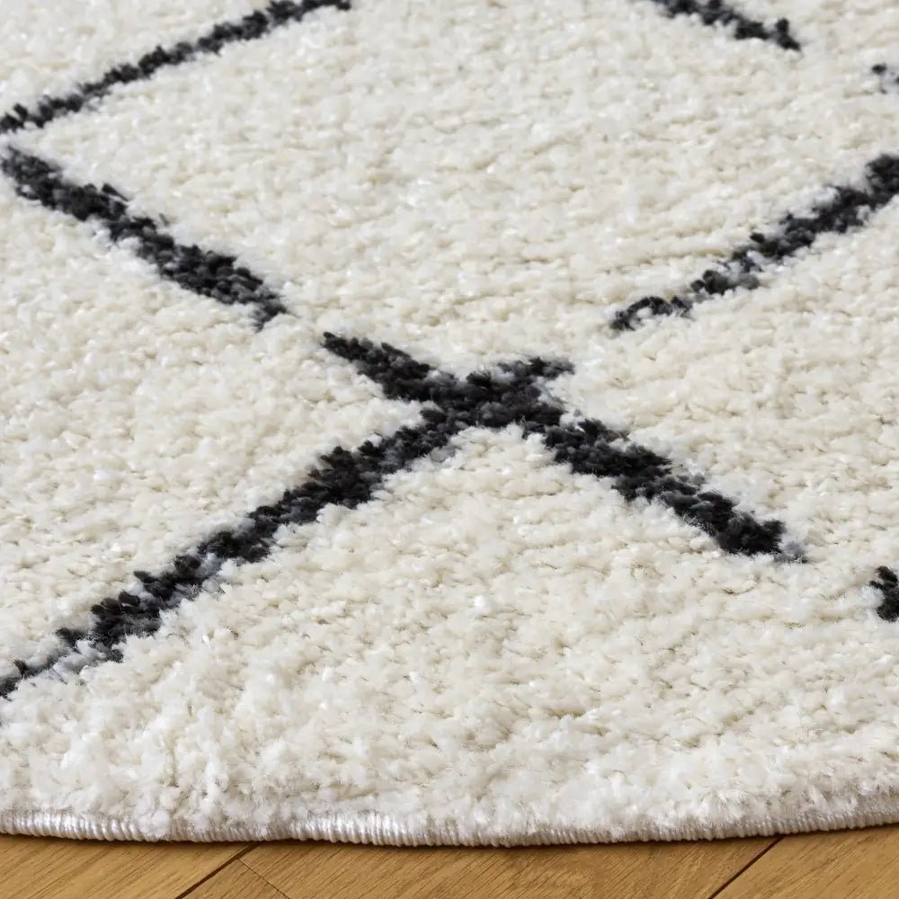 Safavieh Arizona Shag 6'-7" x 6'-7" Rug in Ivory / Black