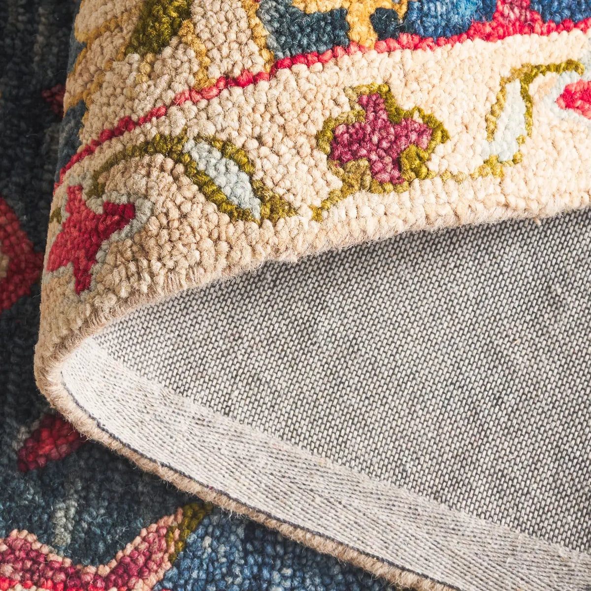 Safavieh Aspen 4'-0" x 6'-0" Rug in Navy / Red