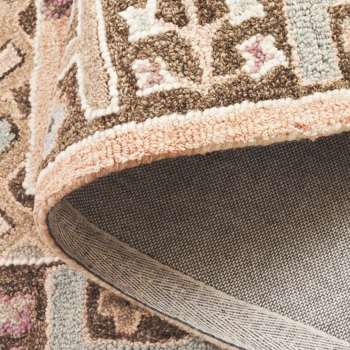 Safavieh Aspen 4'-0" x 6'-0" Rug in Beige / Grey