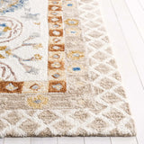 Safavieh Aspen 4'-0" x 6'-0" Rug in Ivory / Beige