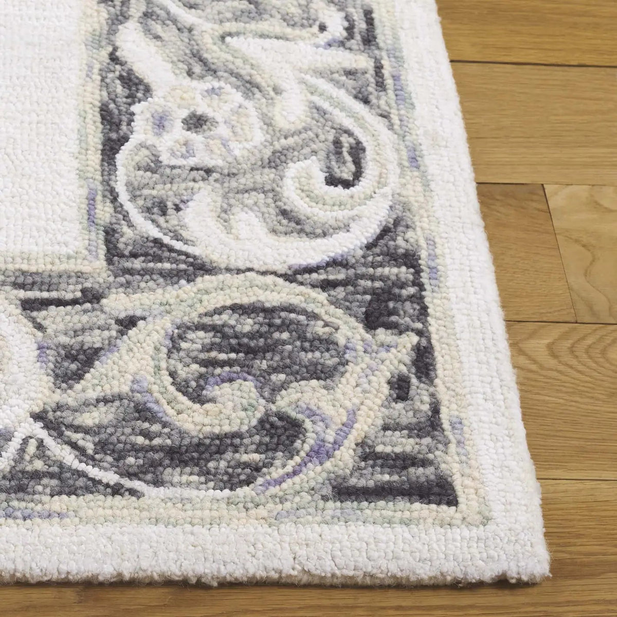 Safavieh Aspen 4'-0" x 6'-0" Rug in Ivory / Black