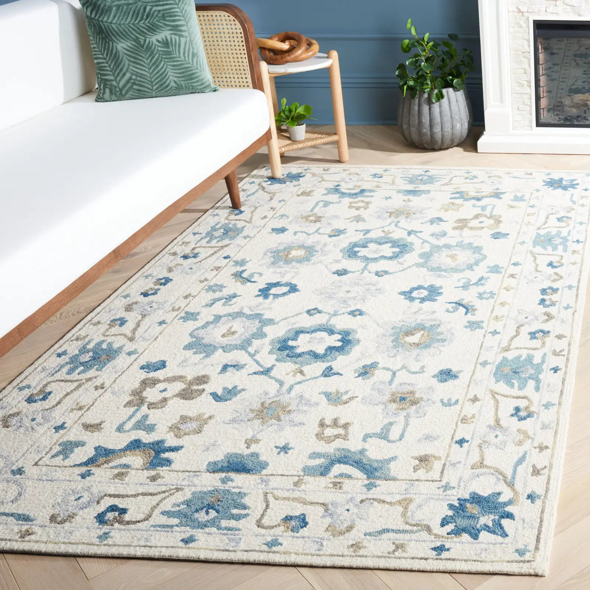 Safavieh Aspen 4'-0" x 6'-0" Rug in Ivory / Blue