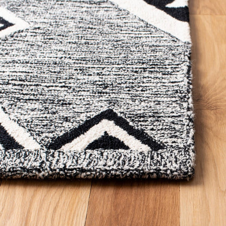 Safavieh Aspen Apn814Z Black/Ivory Rug.