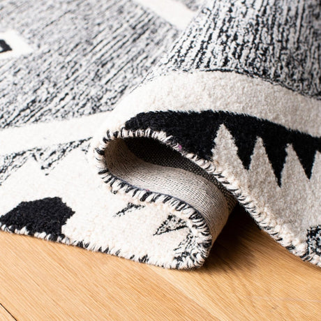 Safavieh Aspen Apn814Z Black/Ivory Rug.