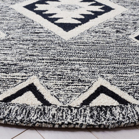 Safavieh Aspen Apn814Z Black/Ivory Rug.