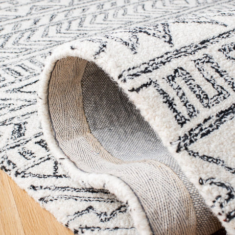 Safavieh Aspen Apn821A Ivory/Black Rug.