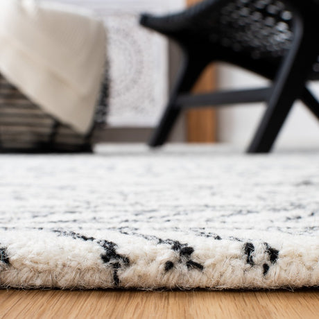 Safavieh Aspen Apn821A Ivory/Black Rug.