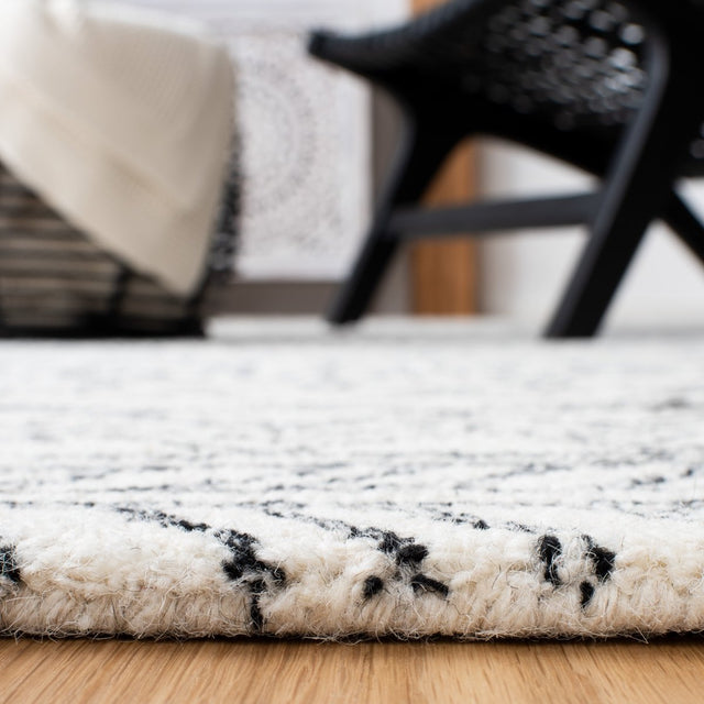 Safavieh Aspen Apn821A Ivory/Black Rug.