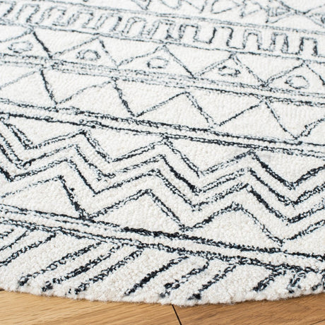 Safavieh Aspen Apn821A Ivory/Black Rug.
