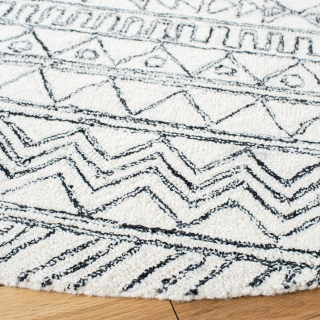 Safavieh Aspen Apn821A Ivory/Black Rug.