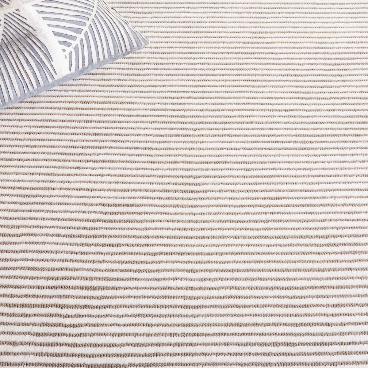 Safavieh Audrey Aud101H Ivory/Dark Grey Rug.