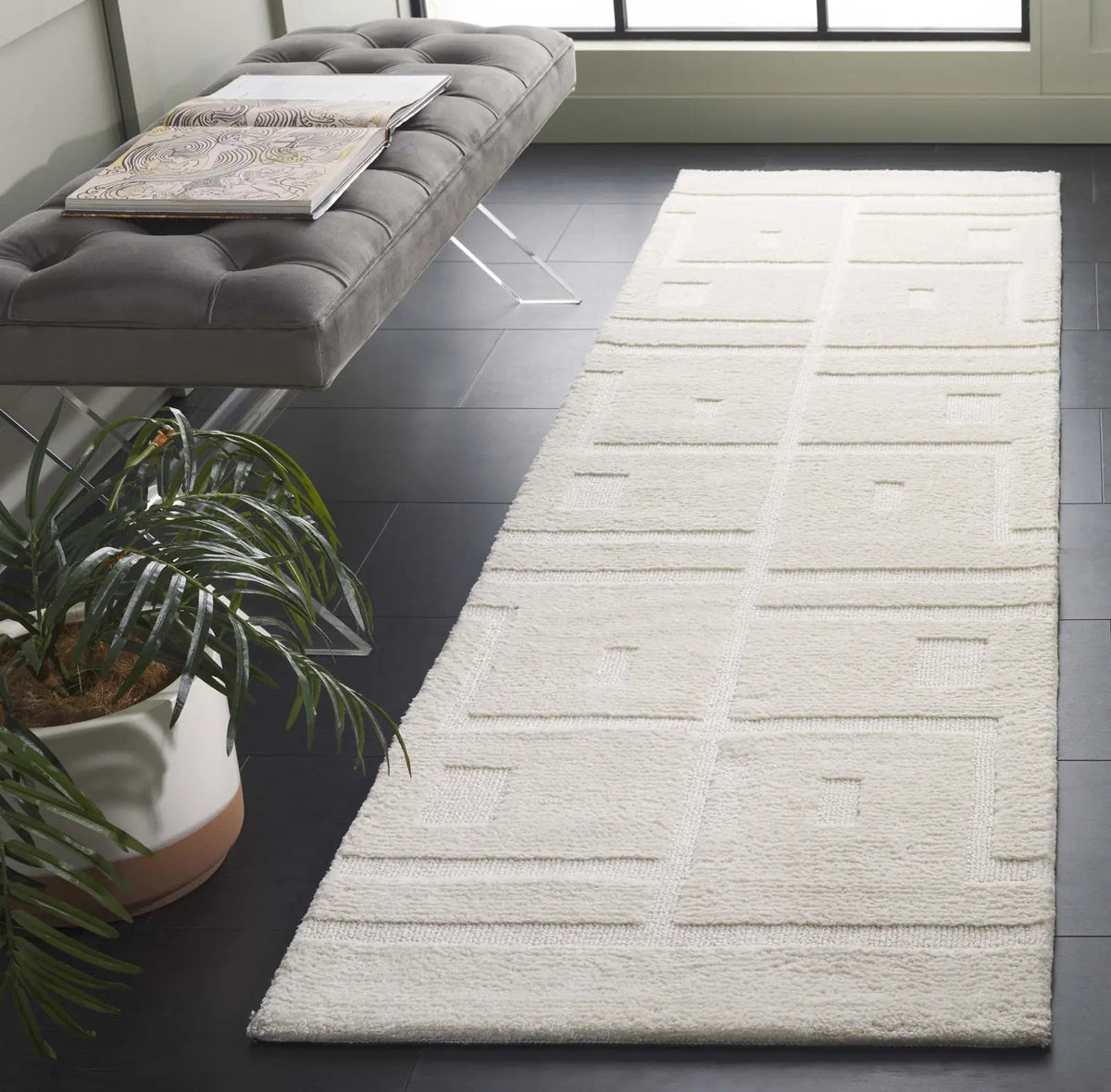 Safavieh Audrey 2'-3" x 8'-0" Rug in Ivory
