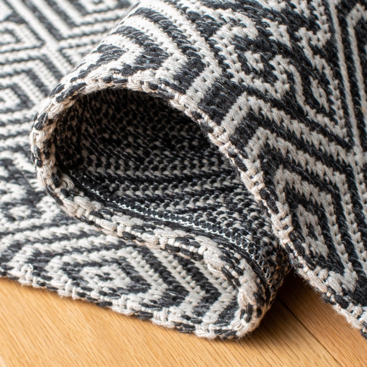 Safavieh Augustine Agt402H Black/Light Grey Rugs.