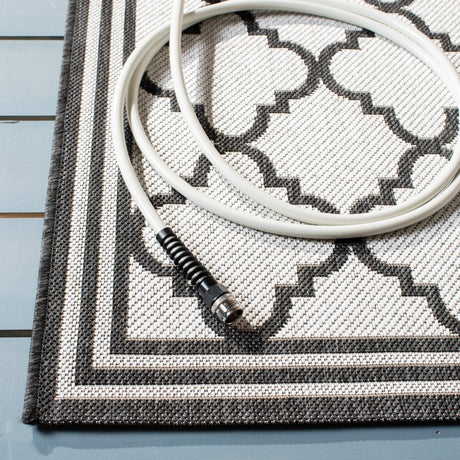 Safavieh Beach House Bhs121A Light Grey/Charcoal Rug.