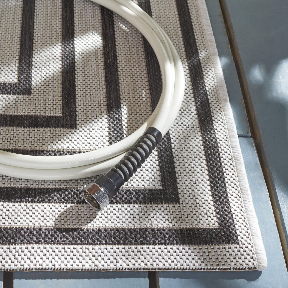 Safavieh Beach House Bhs123A Light Grey/Charcoal Rug.