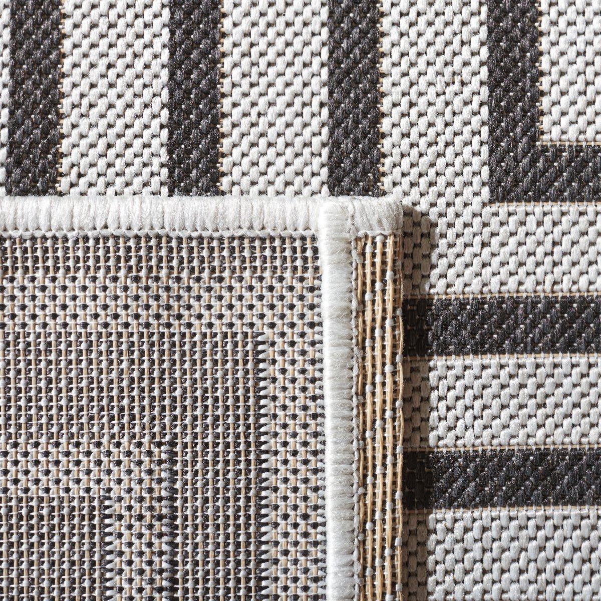 Safavieh Beach House Bhs123A Light Grey/Charcoal Rug.