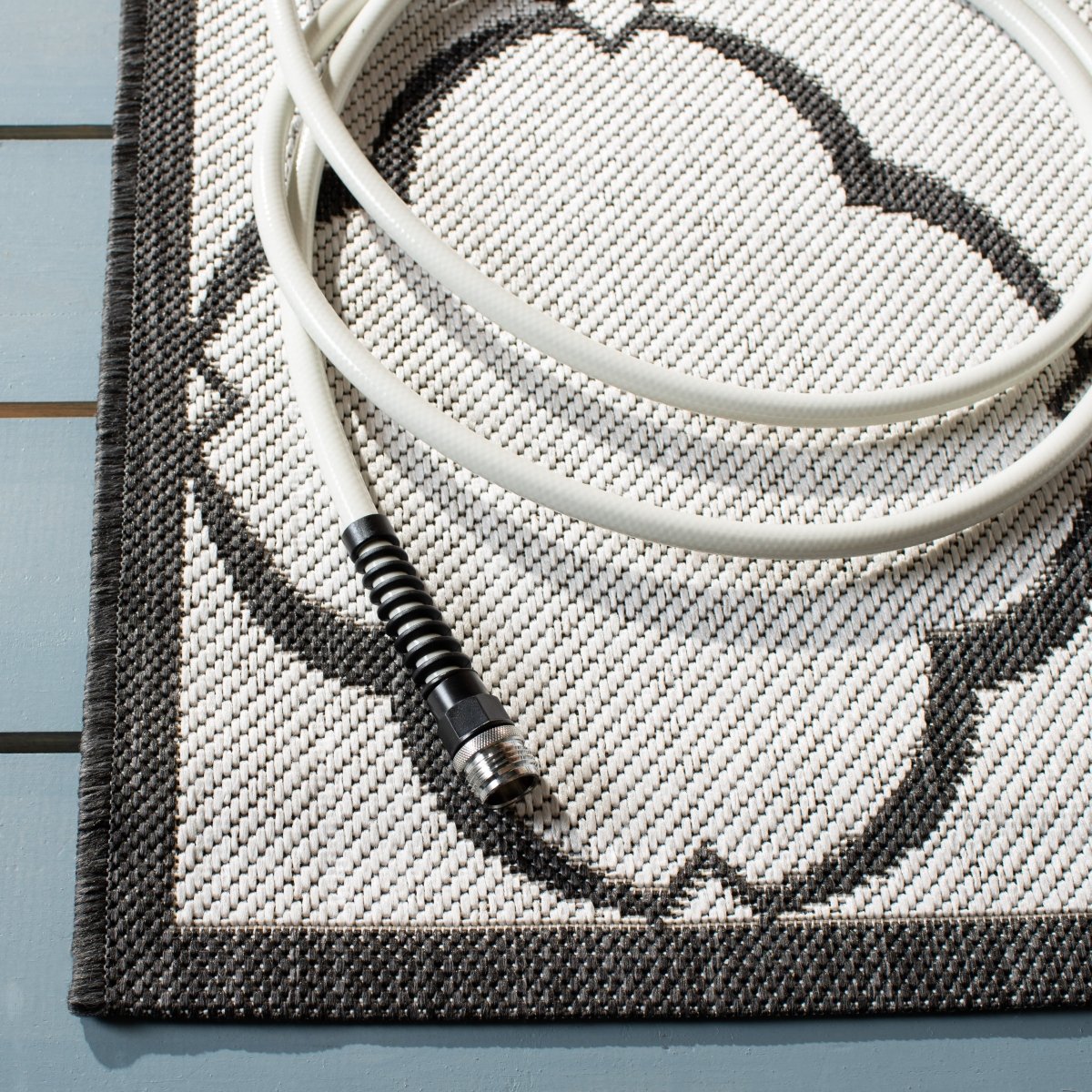 Safavieh Beach House Bhs125A Light Grey/Charcoal Rug.