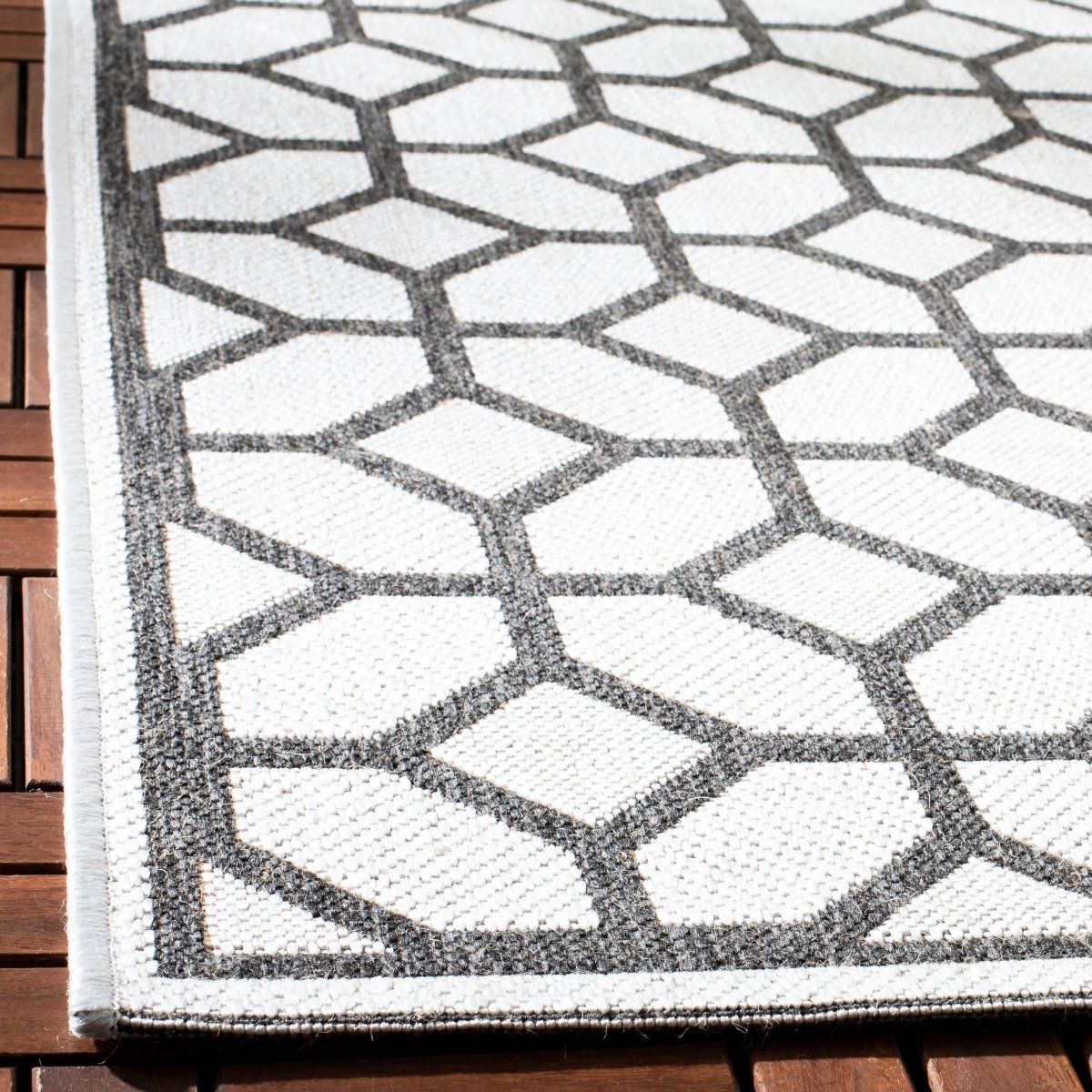 Safavieh Beach House Bhs127A Light Grey/Charcoal Rug.