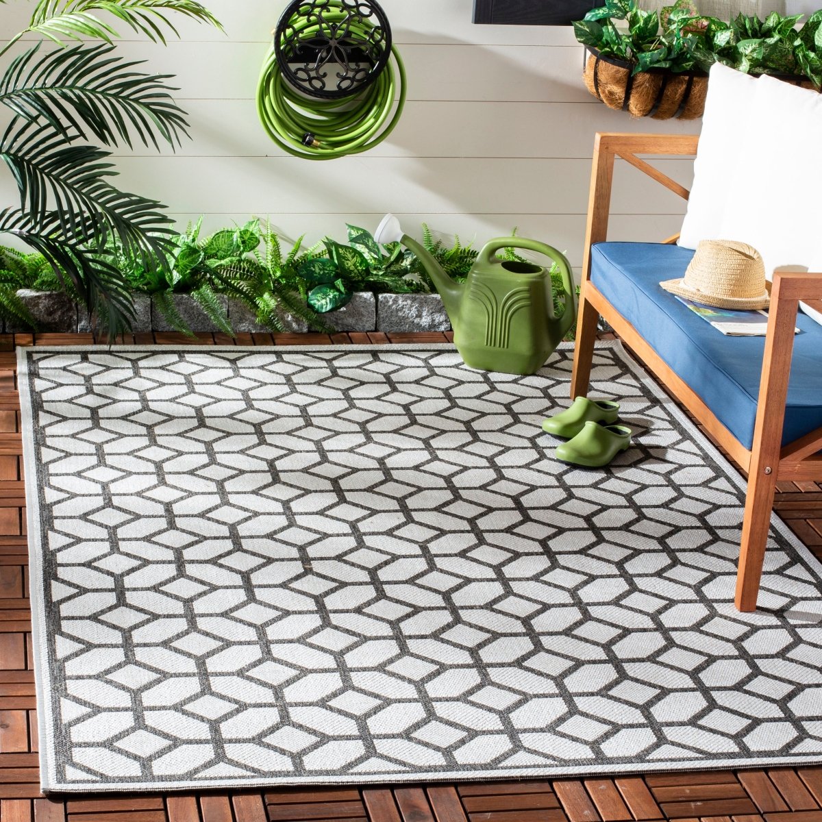 Safavieh Beach House Bhs127A Light Grey/Charcoal Rug.