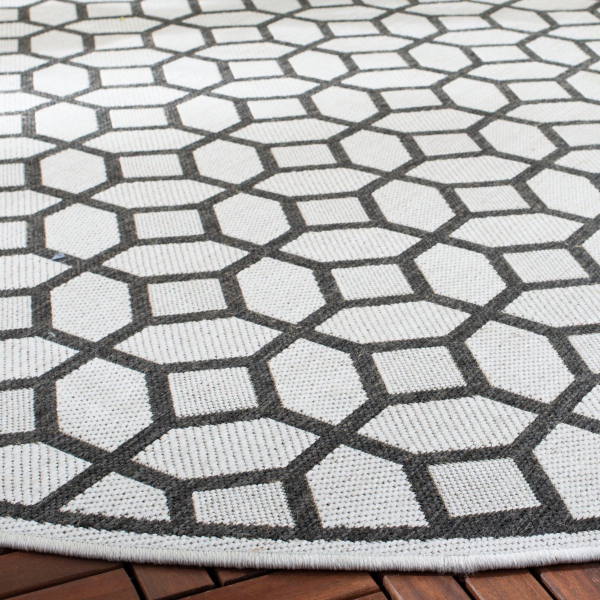 Safavieh Beach House Bhs127A Light Grey/Charcoal Rug.