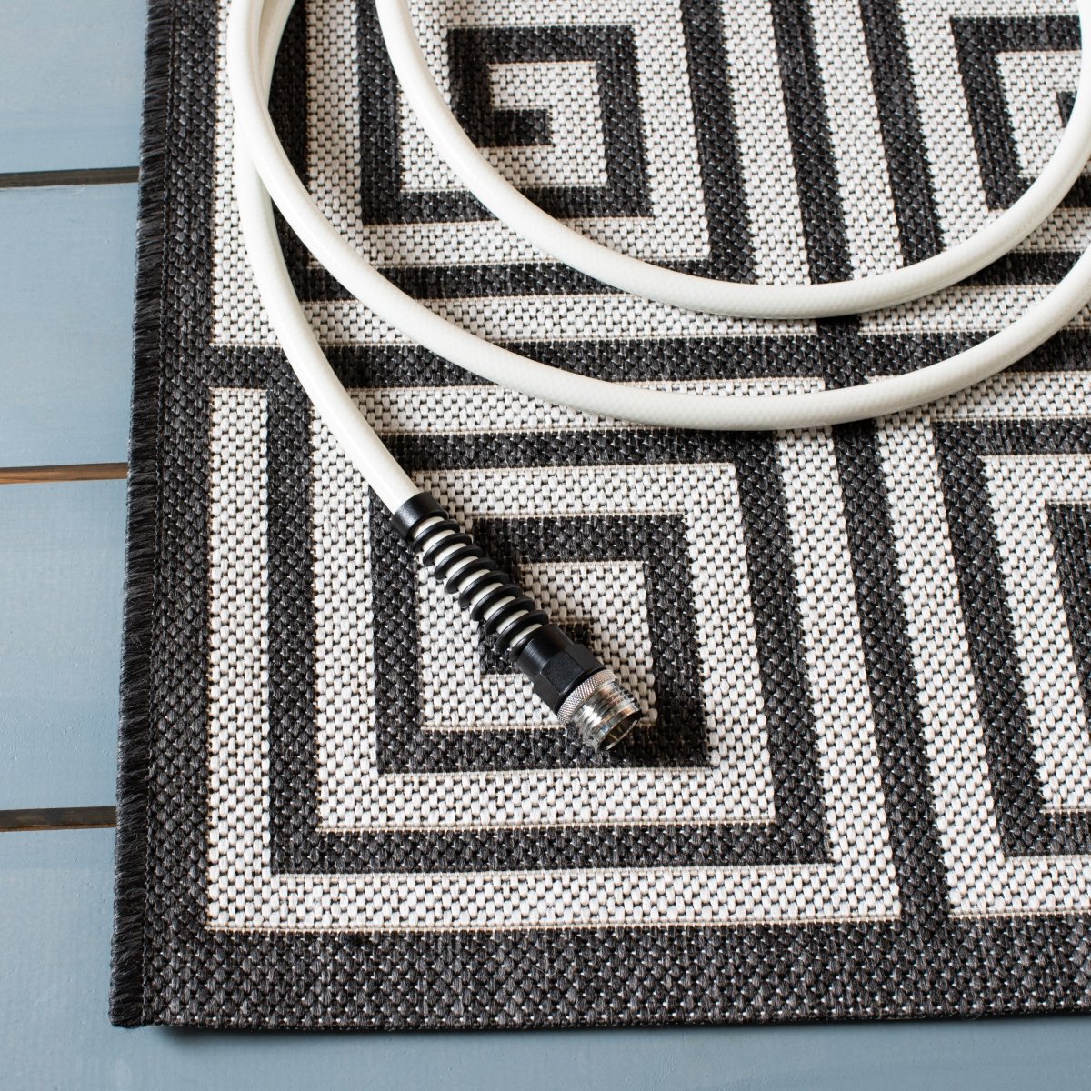 Safavieh Beach House Bhs129A Light Grey/Charcoal Rug.