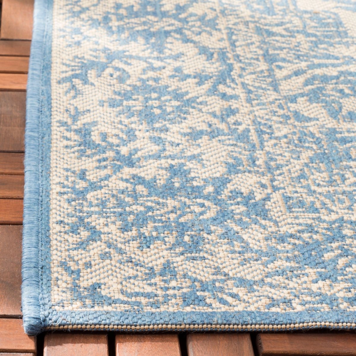 Safavieh Beach House Bhs139N Cream/Blue Rugs.