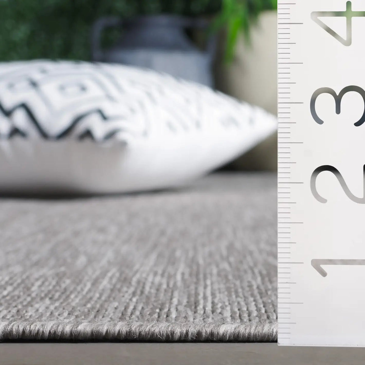 Safavieh Beach House 4'-0" x 6'-0" Rug in Grey