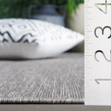 Safavieh Beach House 4'-0" x 6'-0" Rug in Grey