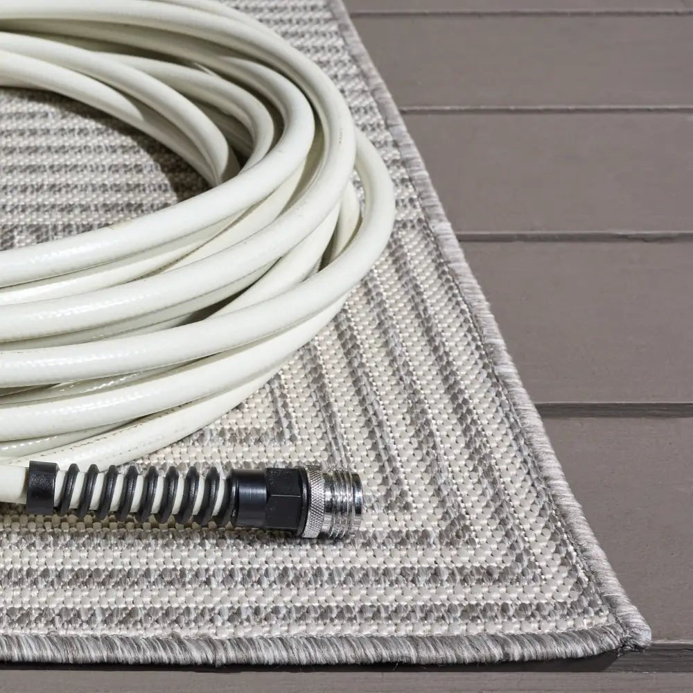 Safavieh Beach House 5'-3" x 7'-6" Rug in Grey / White
