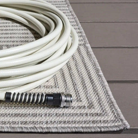 Safavieh Beach House 5'-3" x 7'-6" Rug in Grey / White