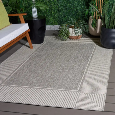 Safavieh Beach House 5'-3" x 7'-6" Rug in Grey / White