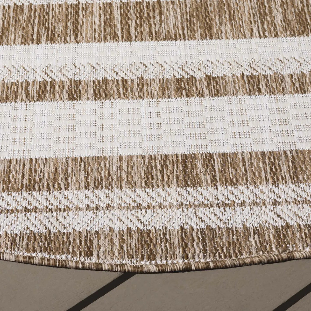 Safavieh Beach House 6'-7" x 6'-7" Rug in Navy / Ivory