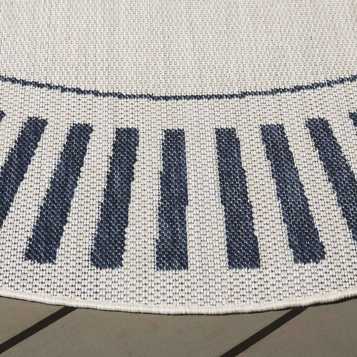 Safavieh Beach House 6'-7" x 6'-7" Rug in Ivory / Navy
