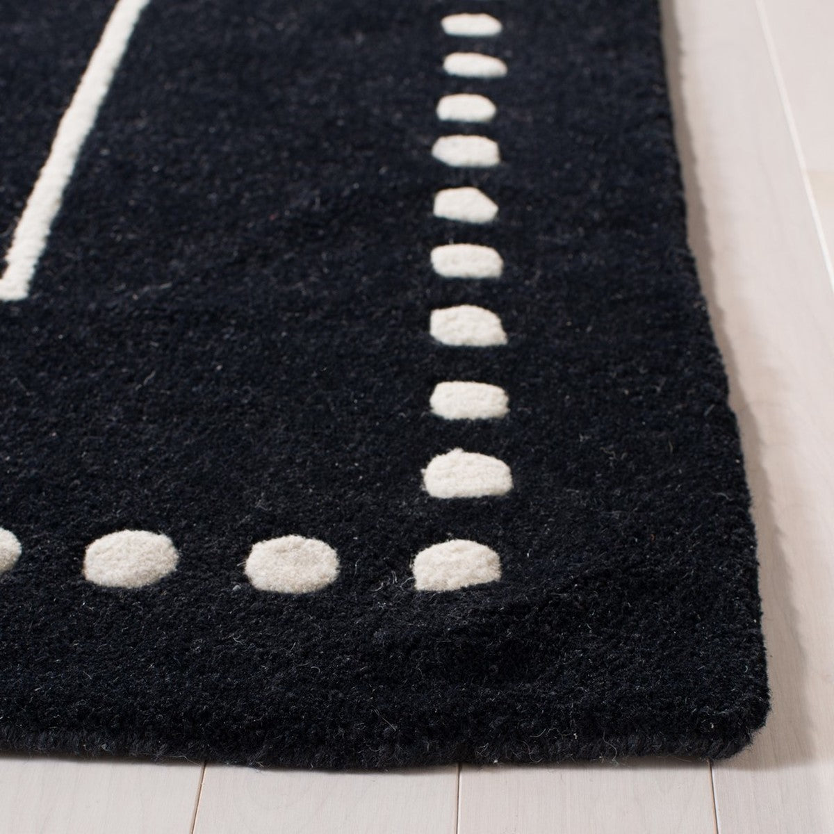 Safavieh Bella Bel151E Black/Ivory Rug - bel151e-3sq