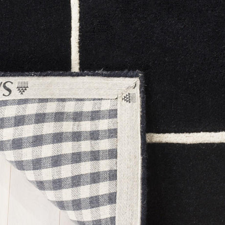 Safavieh Bella Bel151E Black/Ivory Rug - bel151e-3sq