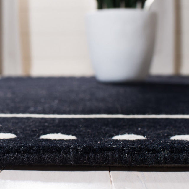 Safavieh Bella Bel151E Black/Ivory Rug - bel151e-3sq