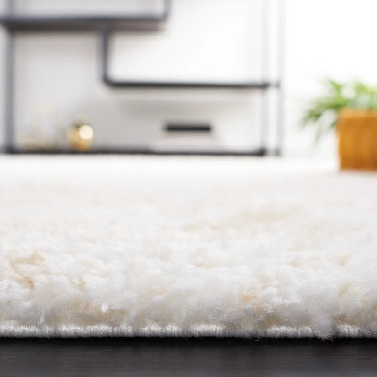 Safavieh Berber Shag 4'-5" x 6'-5" Rug in Ivory / Beige