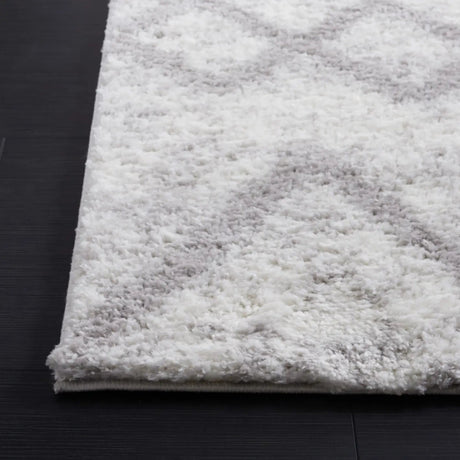 Safavieh Berber Shag 4'-5" x 6'-5" Rug in Ivory / Grey