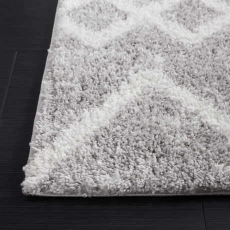 Safavieh Berber Shag 4'-5" x 6'-5" Rug in Grey / Ivory