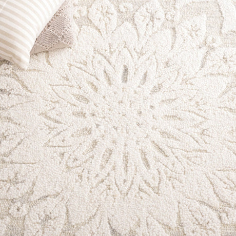 Safavieh Blossom Blm108F Ivory/Grey Rug.