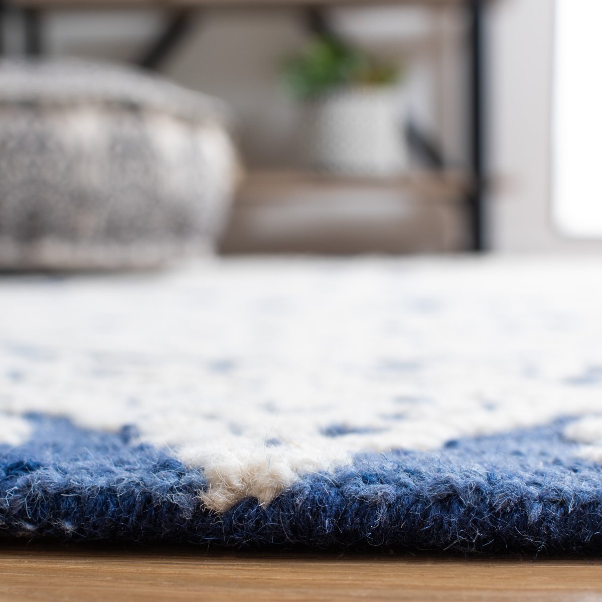 Safavieh Blossom Blm112N Navy/Ivory Rug.