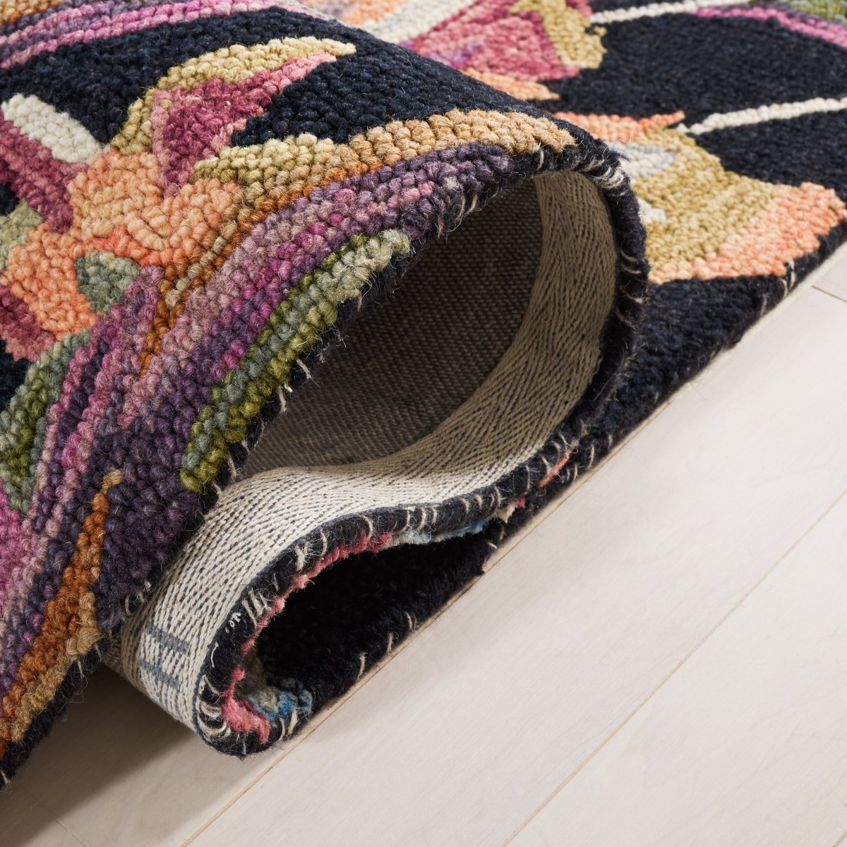 Safavieh Blossom Blm461Z Black/Plum Rug.