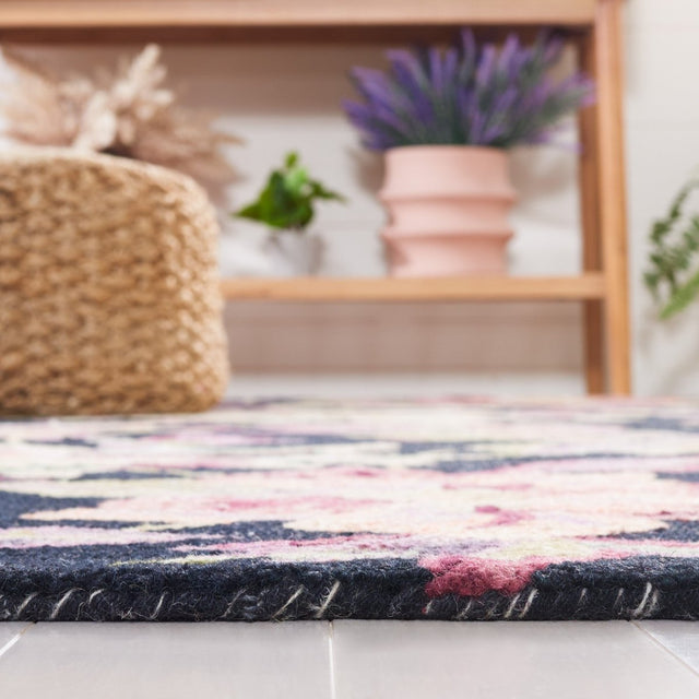 Safavieh Blossom Blm467Z Black/Plum Rug.