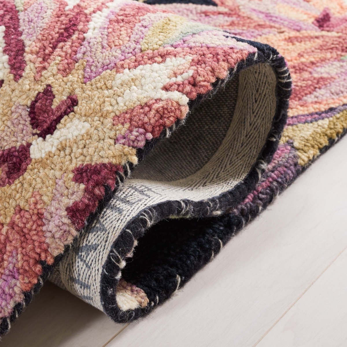Safavieh Blossom Blm467Z Black/Plum Rug.