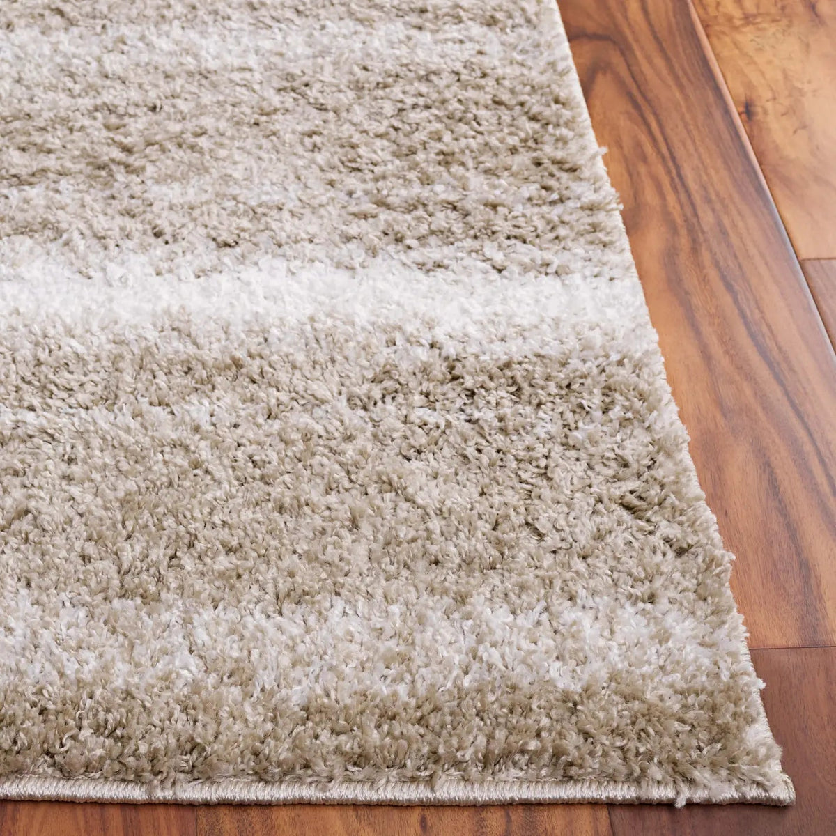 Safavieh Border & Stripe Shag 200 4'-5" x 6'-5" Rug in Beige / Ivory