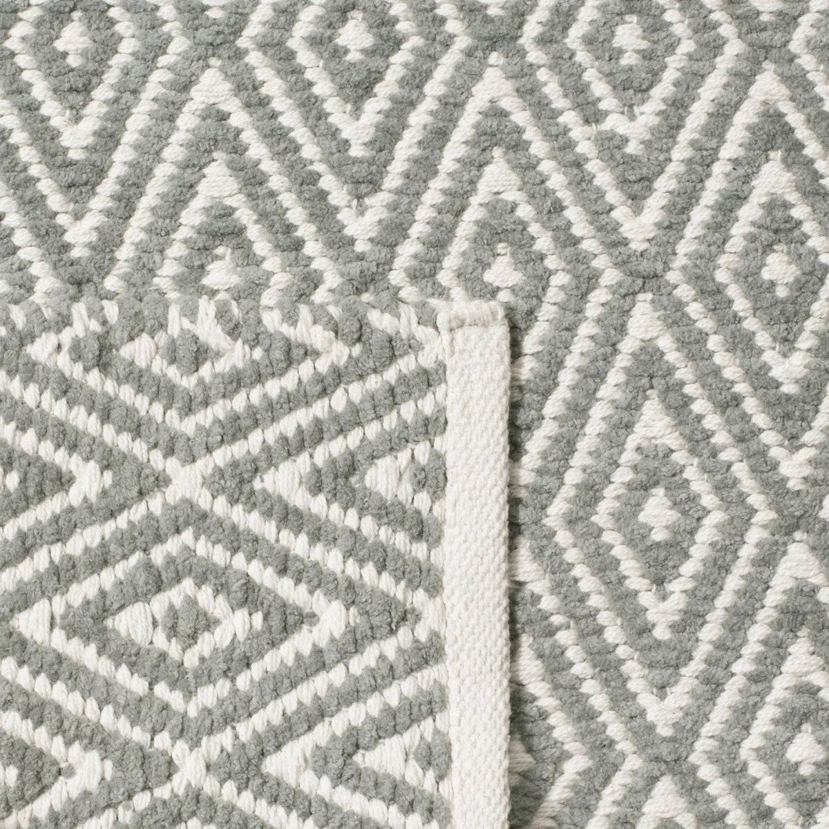 Safavieh Boston 4'-0" x 6'-0" Rug in Grey