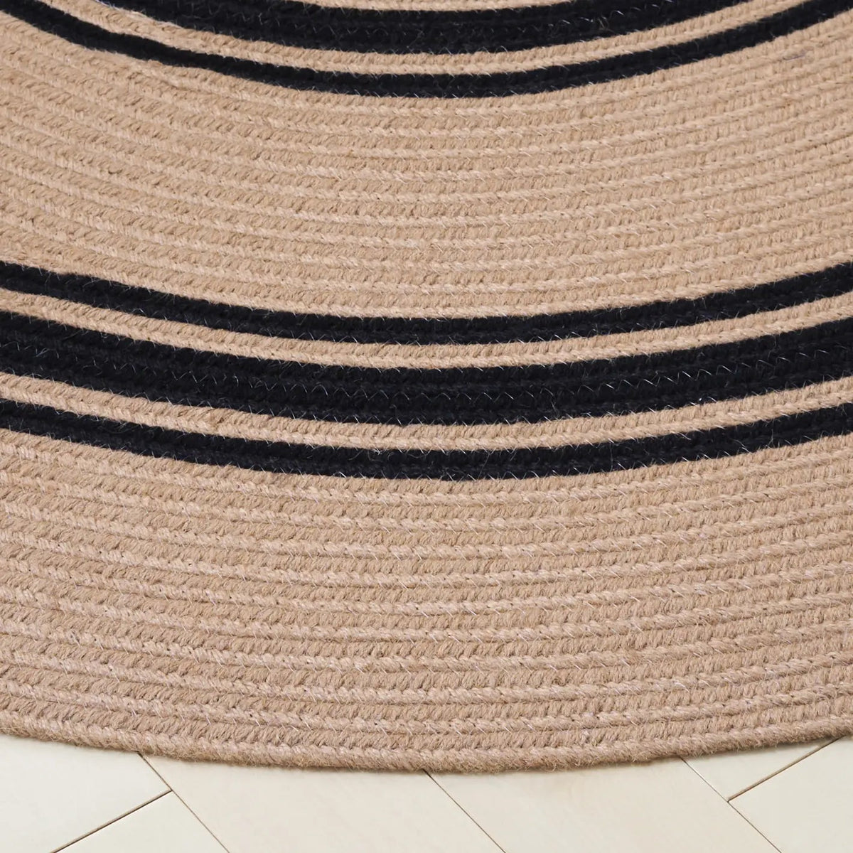 Safavieh Braided 800 5'-0" x 5'-0" Rug in Natural / Black