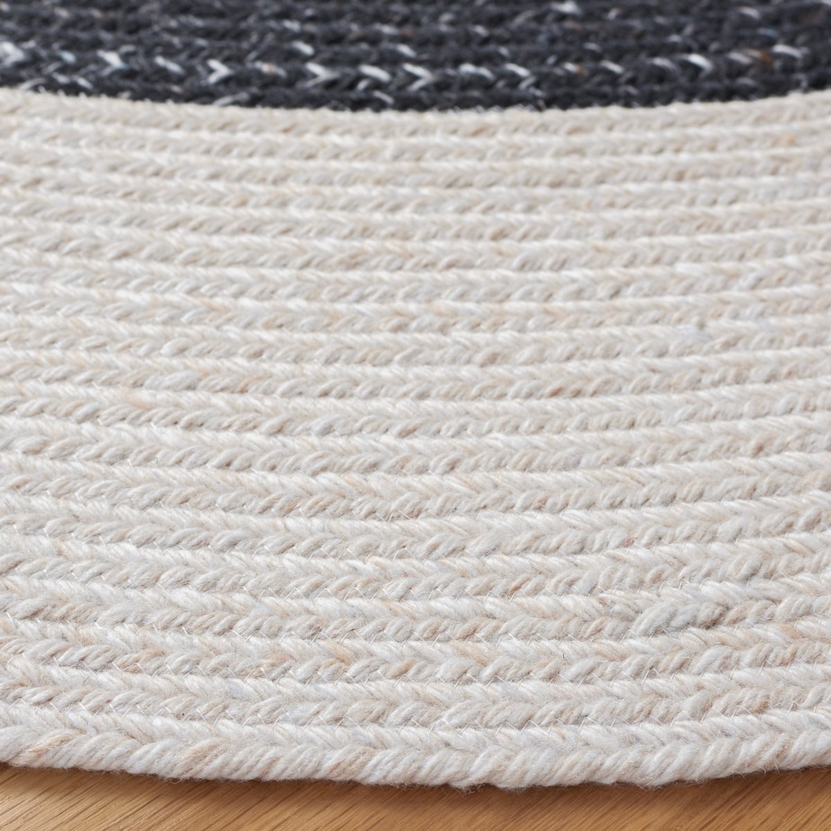 Safavieh Braided Brd803A Black/Ivory Rug.