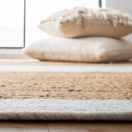 Safavieh Braided Brd910F Light Grey/Natural Rugs.